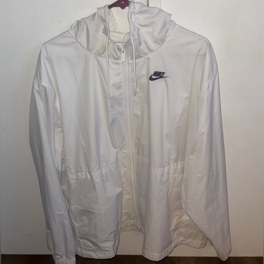 Nike Women's White/Black
Essential Repel Woven Jacket
(DN5008-100) Size 2X